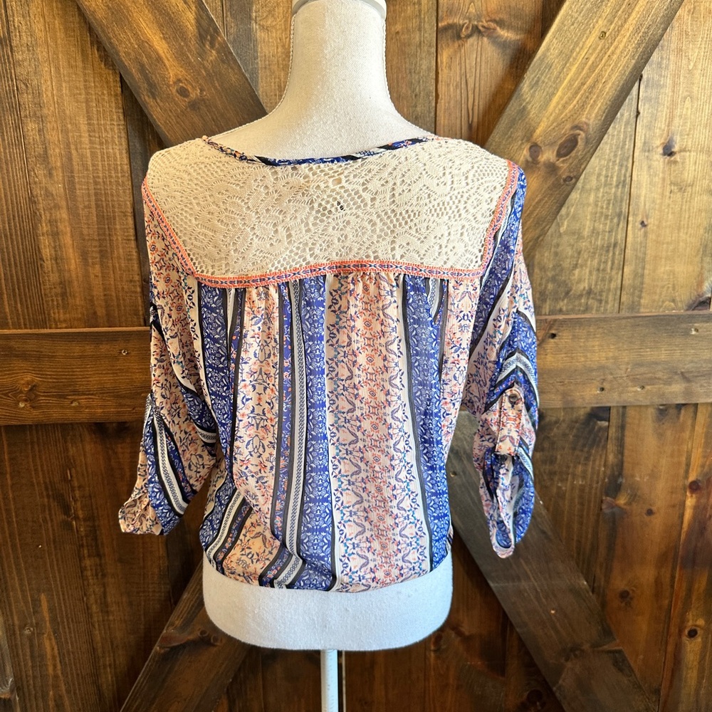 Belle Du Jour Light Weight Semi Sheer Blouse Size Medium - Picture 3 of 8